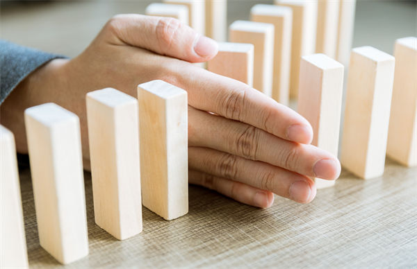 面对多品种小批量生产，精益生产如何灵活应对挑战？