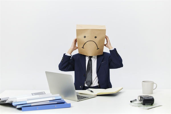 在年度经营计划中，如何设定既实际又挑战性的目标？