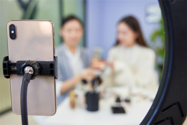 在激烈竞争中，如何利用差异化战略脱颖而出持续增长？